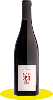 Domaine Fabien TrossetAppelation : Savoie Dénomination : ArbinCuvée : Hors-PisteMillésimle : 2022Couleur : RougeCépage : Mondeuse  L'avis de la team Cheese and Wine Week : Un nez sur les fruits rouges sur la cerise, et des notes fumées/lardées avec une belle bouche fraîche et des tanins présents mais souples et une finale persistente. Sur un Agneau de 7h / Travers de Cochon fermier laqué aux épices douces / Un fomage de brebis et confiture de cerise noire.