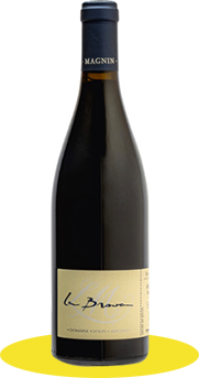 Domaine Louis MagninAppellation : SavoieDénomination : ArbinCuvée : La BrovaMillésime : 2018COULEUR : RougeCépage : MondeuseL’avis de la team cheese and wine WEEK : Bouche puissante avec des tanins bien intégrés, notes d'épices douces, poivre blanc, une finale qui s'étire longuement sur des arômes de sous bois, parfait sur un filet de bœuf jus court et pommes de terre soufflées, un agneau de 7h ou encore une volaille rotie, purée de panais et pickels d'oignions.